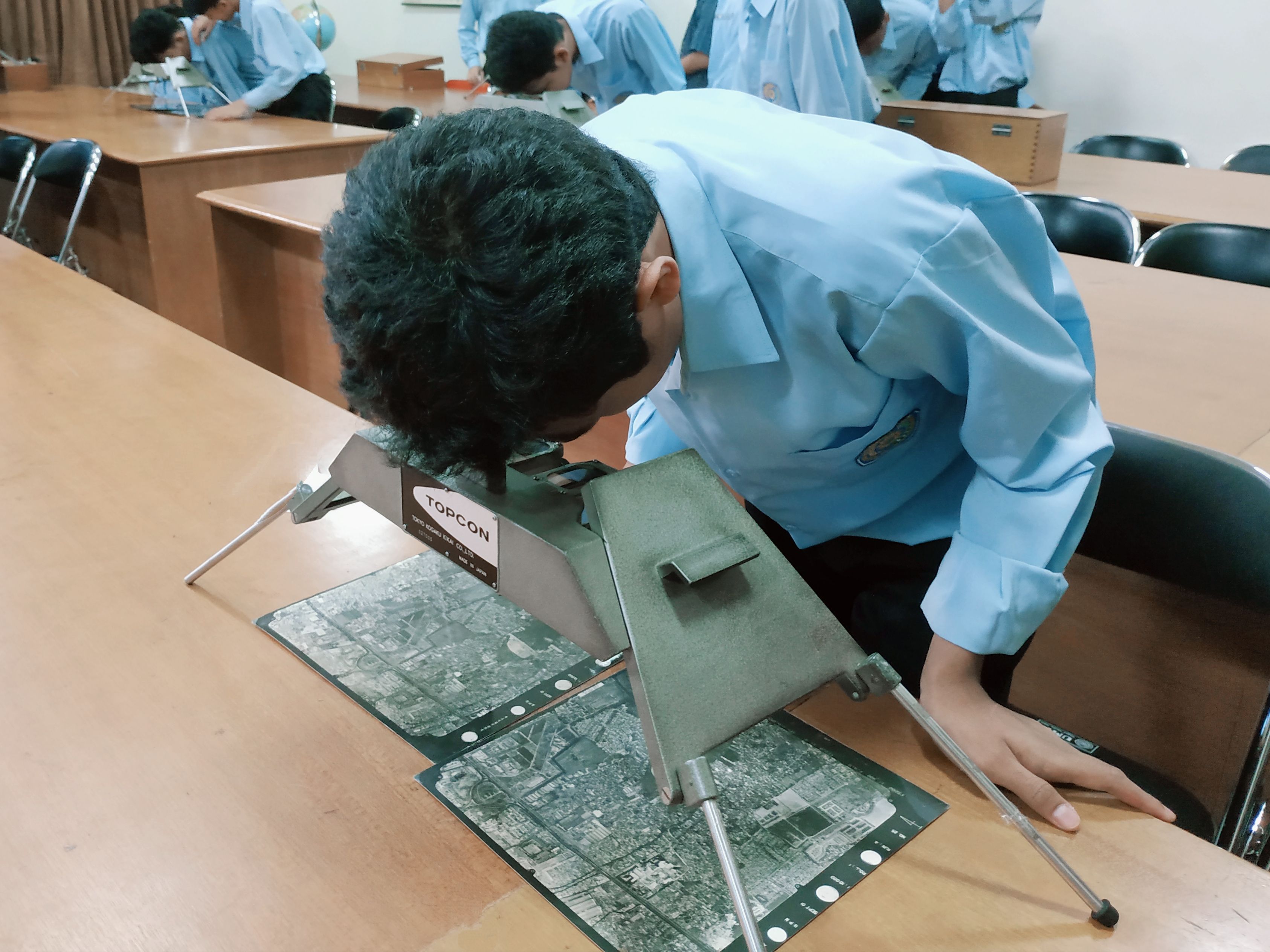 Students observe imagery with a Stereoscope